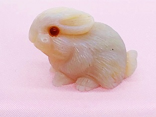 オパール特有の遊色効果も見られ、ふっくらとした顔つきや毛並みなど、とても細やかに彫られています。 オーストラリア産ホワイトオパールウサギ カービング33.25ct ソーティングメモ付き