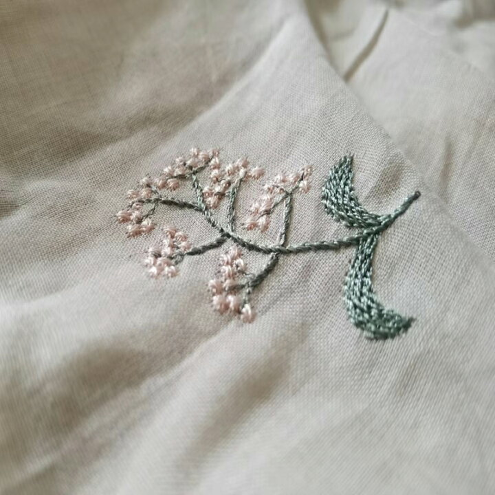 楽天市場 刺繍エプロンプリーツ型でおしゃれ 洋風 刺繍 エプロン おしゃれ レディース ゆったり ロング 長め かぶり カフェ仕事 綿 Aライン 柔らかい サロン ナチュラル ソフト 花屋 サロン ギフト 敬老の日 Yilin