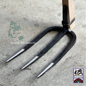 3本芋掘り鍬　収穫に便利な三本鍬　・刃幅14cm・刃長27cm・105cm樫柄・重さ約1.9kg