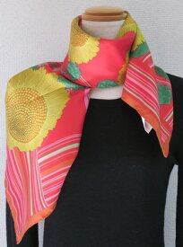 日本製シルク100%スカーフ職人技が光る逸品　横浜でプリントされたレディーススカーフ　元気が出る花　ひまわり柄　レッド/オレンジ