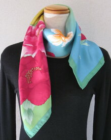 日本製シルク100%スカーフ職人技が光る逸品　横浜でプリントされたレディーススカーフ　艶やか花　シャクヤク柄　グリーン/ローズピンク/グリーン