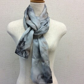 日本製シルク100%スカーフ職人技が光る逸品　横浜でプリントされた全面地紋ぼかし柄ストール　グレー