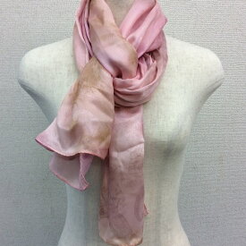 日本製シルク100%スカーフ職人技が光る逸品　横浜でプリントされた全面地紋ぼかし柄ストール　ピンク