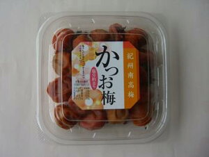 小竹農園 紀州南高梅 かつお梅 150g【送料別】小粒の紀州南高梅をかつお節としそで漬けたまろやかな風味の梅干しです。塩分は約8%のうす塩味です!!2022年発送締め切り:12/16(ご注