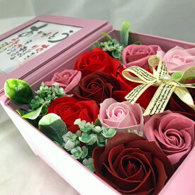 お風呂で使える石鹸のお花 バスフレグランス アレンジメントフラワー 人気のギフトフラワー ありがとうカードポエム付き　フォトスタンド　レッド 入浴剤 誕生日 敬老の日 クリスマス ギフト用にクリアボックス入り