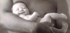 ロングポストカード モノクロ写真「赤ちゃんを抱く大人」210×100mm 人物 メッセージカード ヴィンテージ ビンテージ 年代物(BW9939400012)