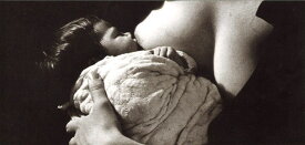 ロングポストカード モノクロ写真「母乳を飲む赤ちゃん」210×100mm 人物 メッセージカード ヴィンテージ ビンテージ 年代物(BW9939400035)
