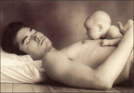 ポストカード モノクロ写真「眠っている男性と赤ちゃん」105×150mm メッセージカード 郵便はがき ビンテージ ヴィンテージ 年代物