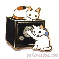 猫ピンズ　金庫破り 三毛猫　白猫 ポタリングキャット ブローチ ピンバッチ 文房具 ステーショナリー 猫…