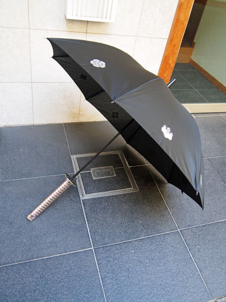雨に濡れると武将の家紋が浮き出る日本サムライ刀傘 驚きの値段で 新商品 長傘タイプ