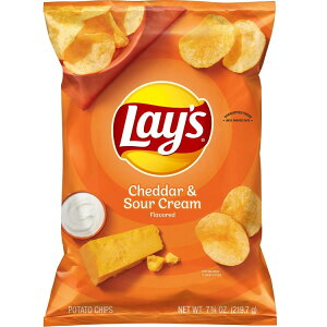 yő500~OFFN[|LzCY |eg`bvX `F_[T[N[ 219.7g Lay's Potato Chips, Cheddar & Sour Cream, 7.75 oz Bag Lays y񂹏iz