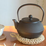 『 岩鋳製 南部鉄器 鉄瓶 7型アラレ 900ml 』南部鉄器 鉄瓶 ih対応 おしゃれ 岩鋳 直火ok 鉄分 鉄分摂取 …