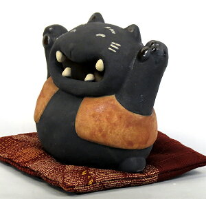 赤チョッキ黒招き(招き猫) (座布団別売り)/羽田桂子(サバイディ)