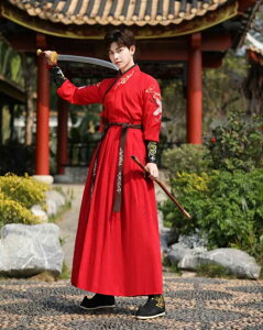 漢服 男性 赤 中華服 武術 侠客衣装 鶴 刺繍 華流 コスプレ衣装 イベント 学園祭 カンフー 時代劇 中国古代衣装 舞台ステージ衣装 上下2点~3点セット 交差襟 トップス 袴風スカート 龍 刺繍 腕