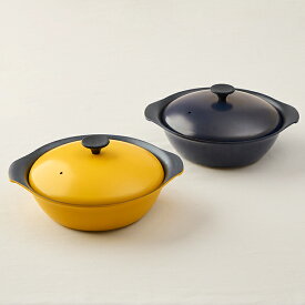 【栗原はるみ/キッチン用品/ギフト包装可】 もてなし鍋（スチームプレート付き）24cm / 栗原 はるみ 鍋 栗原はるみ鍋 お鍋 両手鍋 なべ 卓上鍋 蒸し器付 蒸し器 蒸し料理 セット 焦げ付きにくい 軽量 ガス オーブン アルミ アルミ鍋 イエロー ネイビー