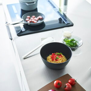 山崎実業 傾けて混ぜやすい調理ボウル タワー M 電子レンジ対応 ブラック 4903208013888 【品番:01388】