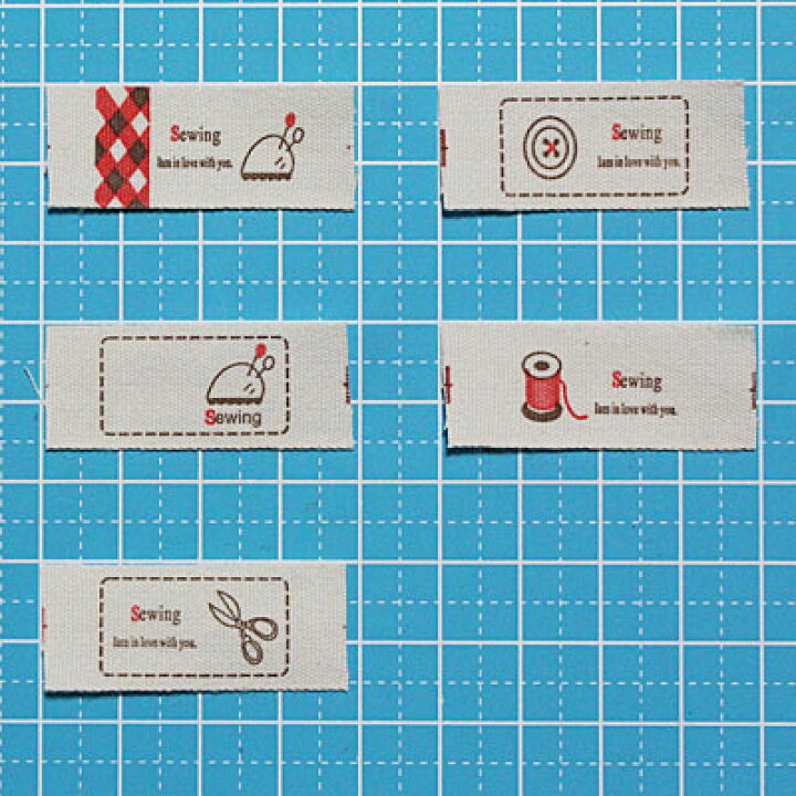 楽天市場 コットン タグ テープ 1 5cm幅 約1ヤード タグ24個 Sgy 272 C メール便同梱可 手芸用パーツ ワンポイント 布タグ 手芸 手芸用品 手芸材料 パーツ ハンドメイド 材料 素材 テープ 雑貨 タグテープ ピンクッション ボタン 糸 はさみ Sewing