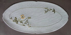 レースドイリーミッドブルグ　15x30cm ovalやさしい花の刺繍レース控えめな刺繍ですので上に載せる品や花を邪魔しないモチーフですドイツ「プラウエナーレース」