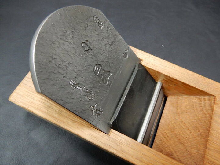 楽天市場】三代目千代鶴鉋 三水 65mm赤樫台打 包堀り桐箱入 : ZATU