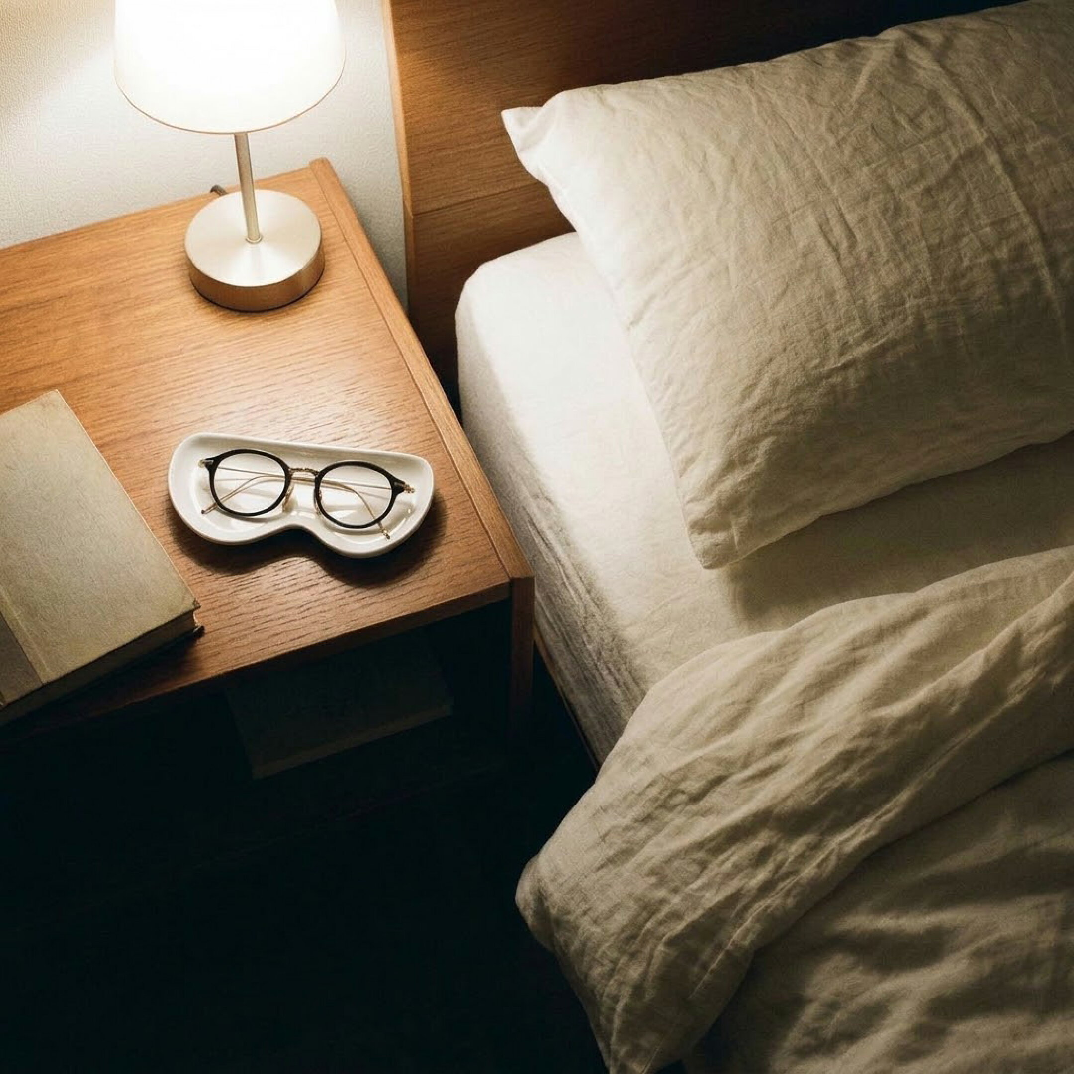 枕元｜眠る前に、メガネを置く。