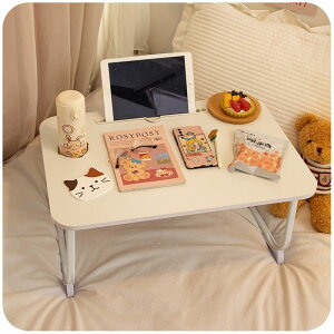 Ins܂ݎxbh̏̏ȃe[u̐_̏Ƀxbh̓~ĕ׋Q̑̂̊